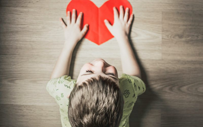 Aplicativos e IA estão ajudando a detectar e tratar o autismo infantil de forma eficaz